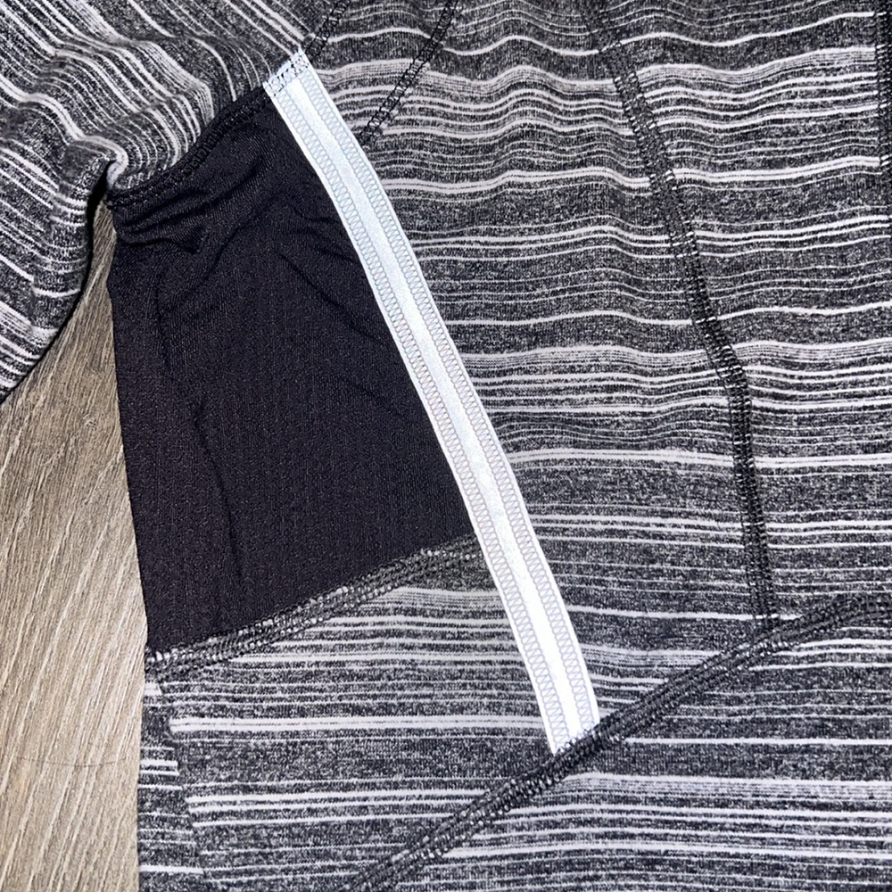 ❗️SOLD❗️Lululemon Womens size 6 Heathered Gray/White Striped Half Zip Sweatshirt - Picture 6 of 7